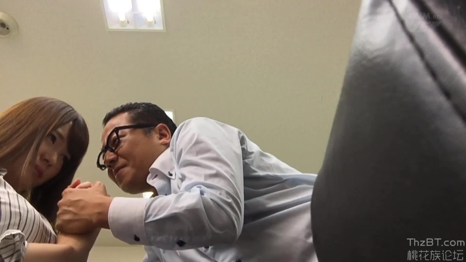 Lén đặt camera trong túi xách rồi chết đứng khi thấy vợ quỳ bú cặc sếp