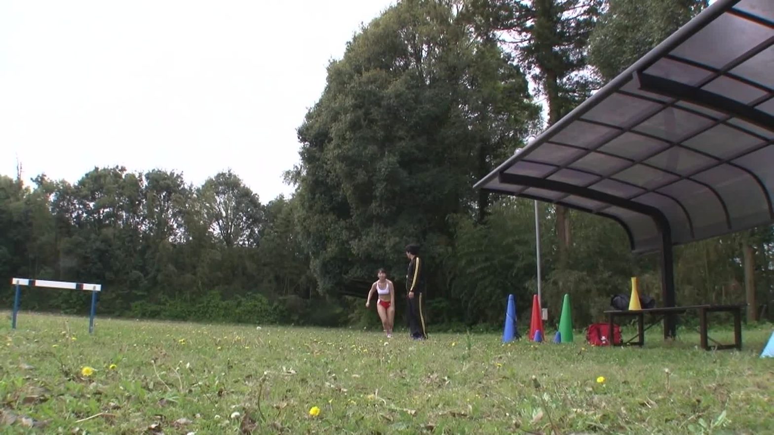 Thầy giáo thể dục trúng số độc đắc: 4 em nữ sinh cá biệt quỳ xin ‘đụ em để được điểm cao thầy ơi’,