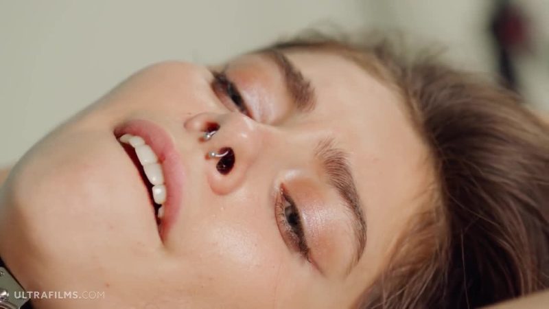 Hai Em Les Thích Thẩm Du Đầu Ti